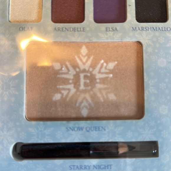 ELF Disney Elsa Snow and Ice Beauty Book Makeup - Picture 15 of 16